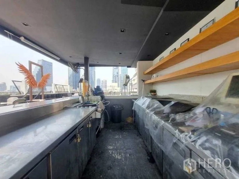 零售空间 出租在Bang Rak, Bangkok - 屋顶户外吧台，置物架与城市天际线背景