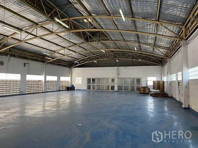 โรงงาน ให้เช่าในPhra Samut Chedi, Samut Prakan - โซนโกดังพื้นอีพ็อกซีสีน้ำเงินสะอาด มีหน้าต่างและประตูบานเลื่อน