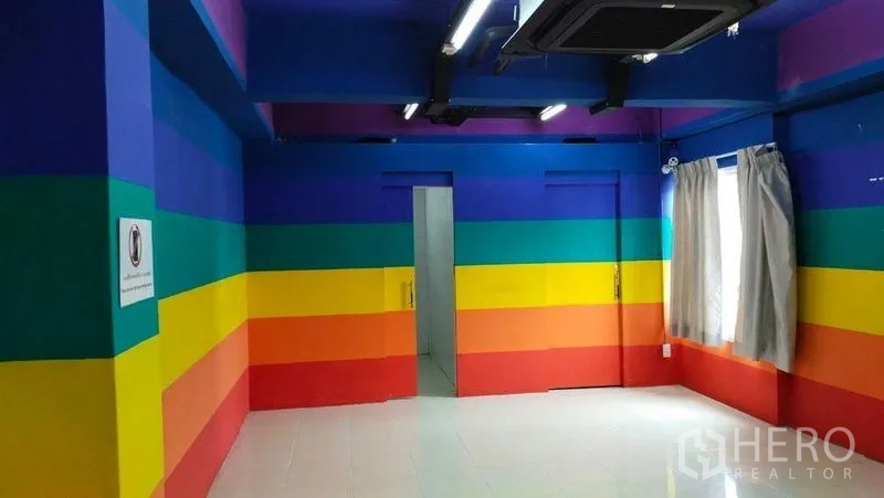 สำนักงาน ให้เช่าในPrawet, Bangkok - ห้องประชุมโทนสีรุ้ง ผนังลายแถบ พื้นกระเบื้องสีขาว และเครื่องปรับอากาศแบบแขวนใต้ฝ้า