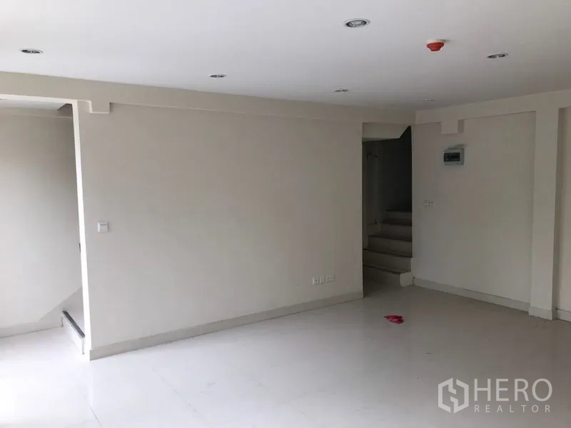 สำนักงานที่บ้าน ให้เช่าในBang Na, Bangkok - ห้องโทนขาวมินิมอล พร้อมบันไดและไฟดาวน์ไลท์ฝ้าเพดาน