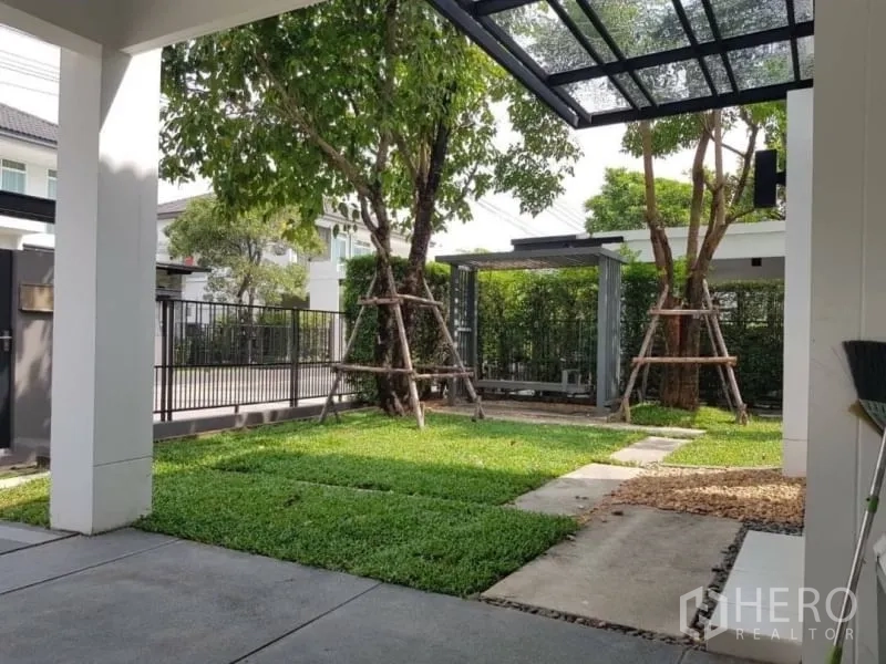 Detached House for rent in Bang Phli, Samut Prakan - Private garden with mature trees, pergola and paved paths.