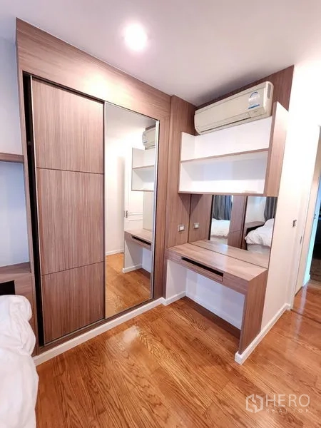 公寓 出租在Bang Rak, Bangkok - 次卧带内置衣柜、镜面移门与小型梳妆书桌。