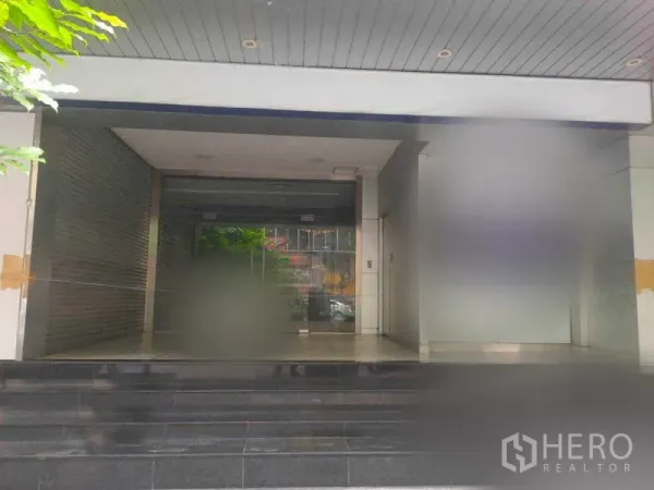 零售空间 出租在Bang Rak, Bangkok - 邦拉克曼谷街铺入口，宽幅玻璃门面、内凹式出入口与有顶雨棚。