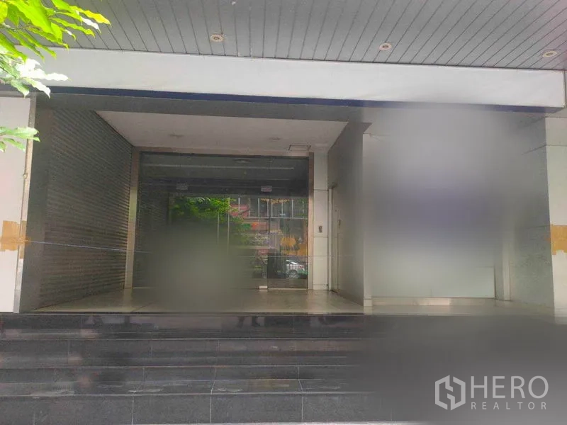 零售空间 出租在Bang Rak, Bangkok - 邦拉克曼谷街铺入口，宽幅玻璃门面、内凹式出入口与有顶雨棚。