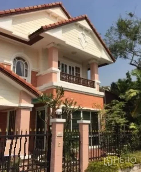 บ้าน ให้เช่าในSuan Luang, Bangkok - บ้านเดี่ยวสองชั้น หน้าบ้านมีรั้ว ระเบียง และสวนทรอปิคอล