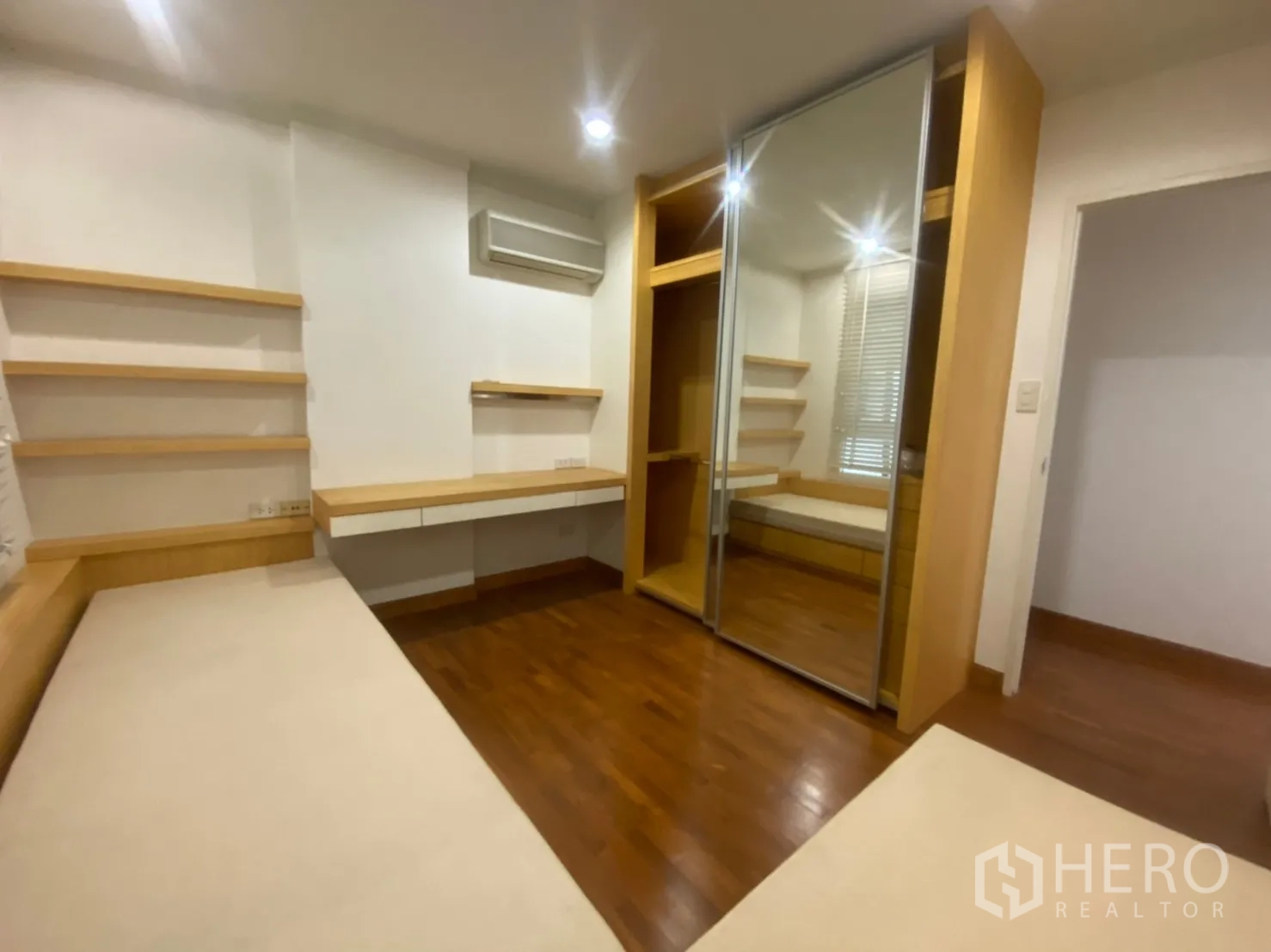 Condominium for rent or sale in Sathon, Bangkok - Secondary bedroom with built-in desk, shelves and a mirrored wardrobe.