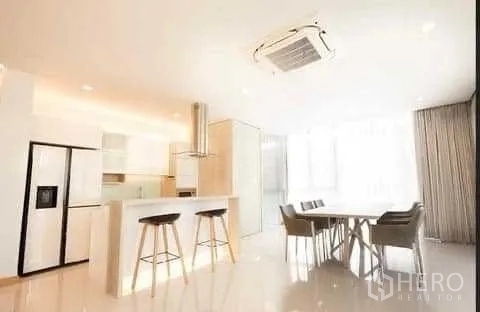 ทาวน์เฮาส์ ให้เช่าในHuai Khwang, Bangkok - ครัวโทนขาวแบบเปิด ไอส์แลนด์บาร์ พร้อมพื้นที่รับประทานอาหารรับแสงธรรมชาติ