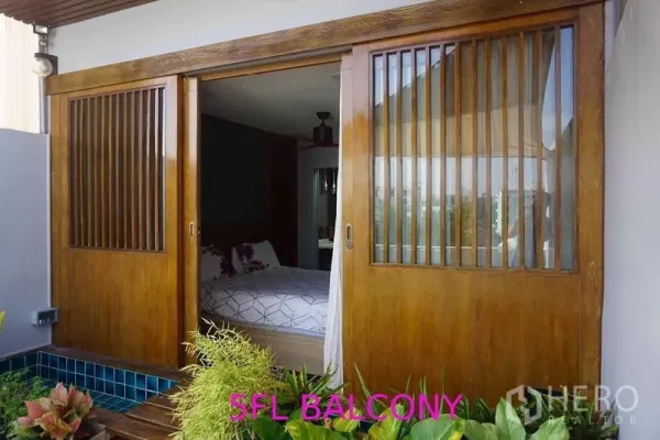 店屋 出售在Phra Khanong, Bangkok - 阳台花园，种植箱与木质推拉门连接卧室。