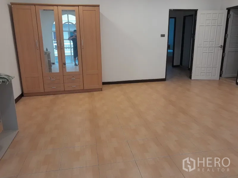 ทาวน์เฮาส์ ให้เช่าในKhlong Toei, Bangkok - ห้องนอนกว้าง ตู้เสื้อผ้าไม้บิวท์อิน พื้นกระเบื้อง และประตูเชื่อมสู่ห้องอื่น