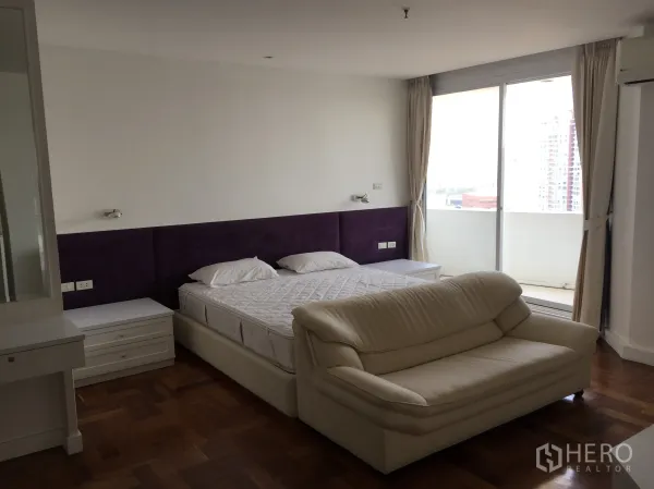 คอนโด ให้เช่าในWatthana, Bangkok - ห้องนอนใหญ่กว้าง มีทางออกระเบียง เห็นวิวเมือง พร้อมโซฟา