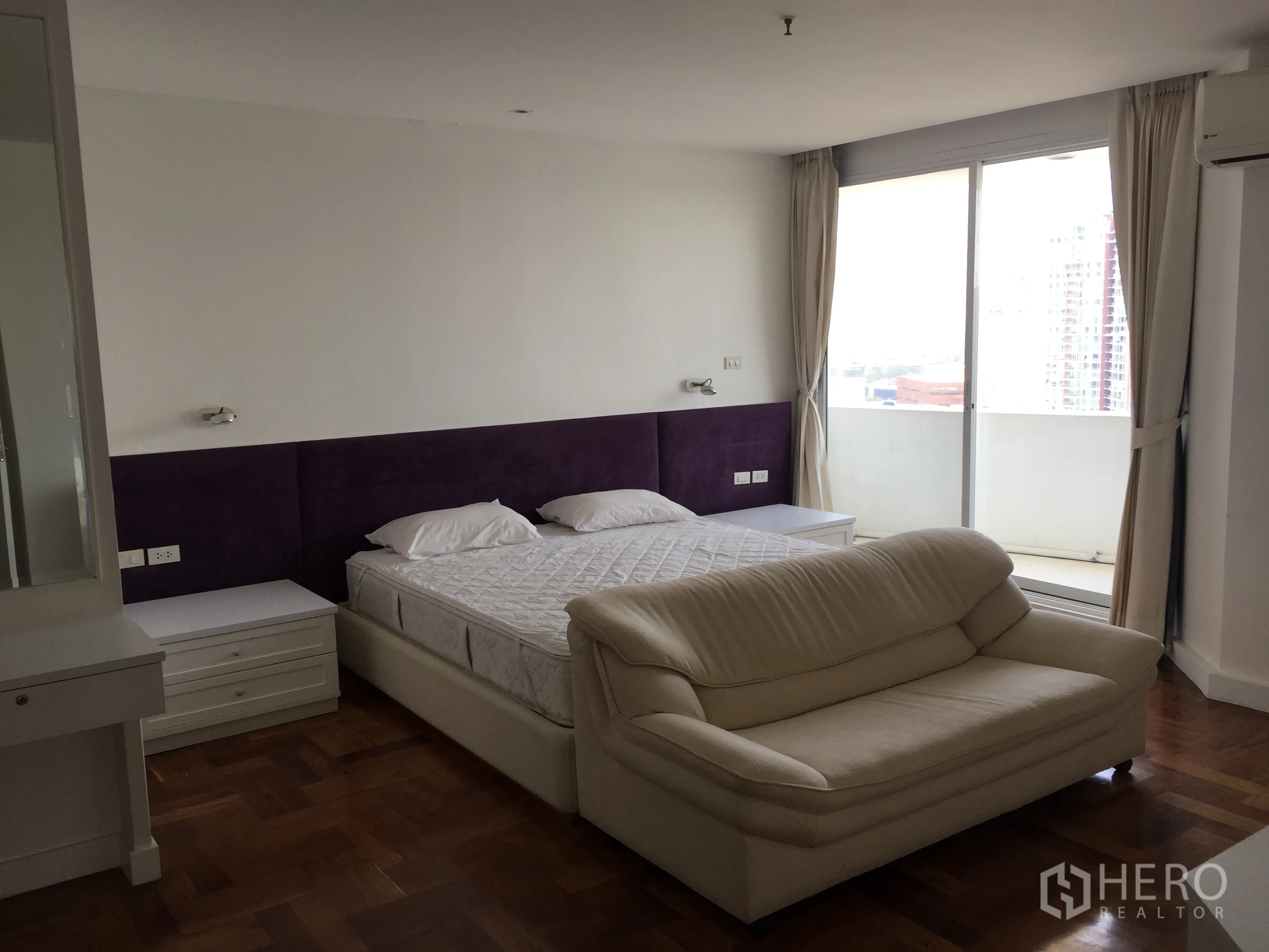 คอนโด ให้เช่าในWatthana, Bangkok - ห้องนอนใหญ่กว้าง มีทางออกระเบียง เห็นวิวเมือง พร้อมโซฟา