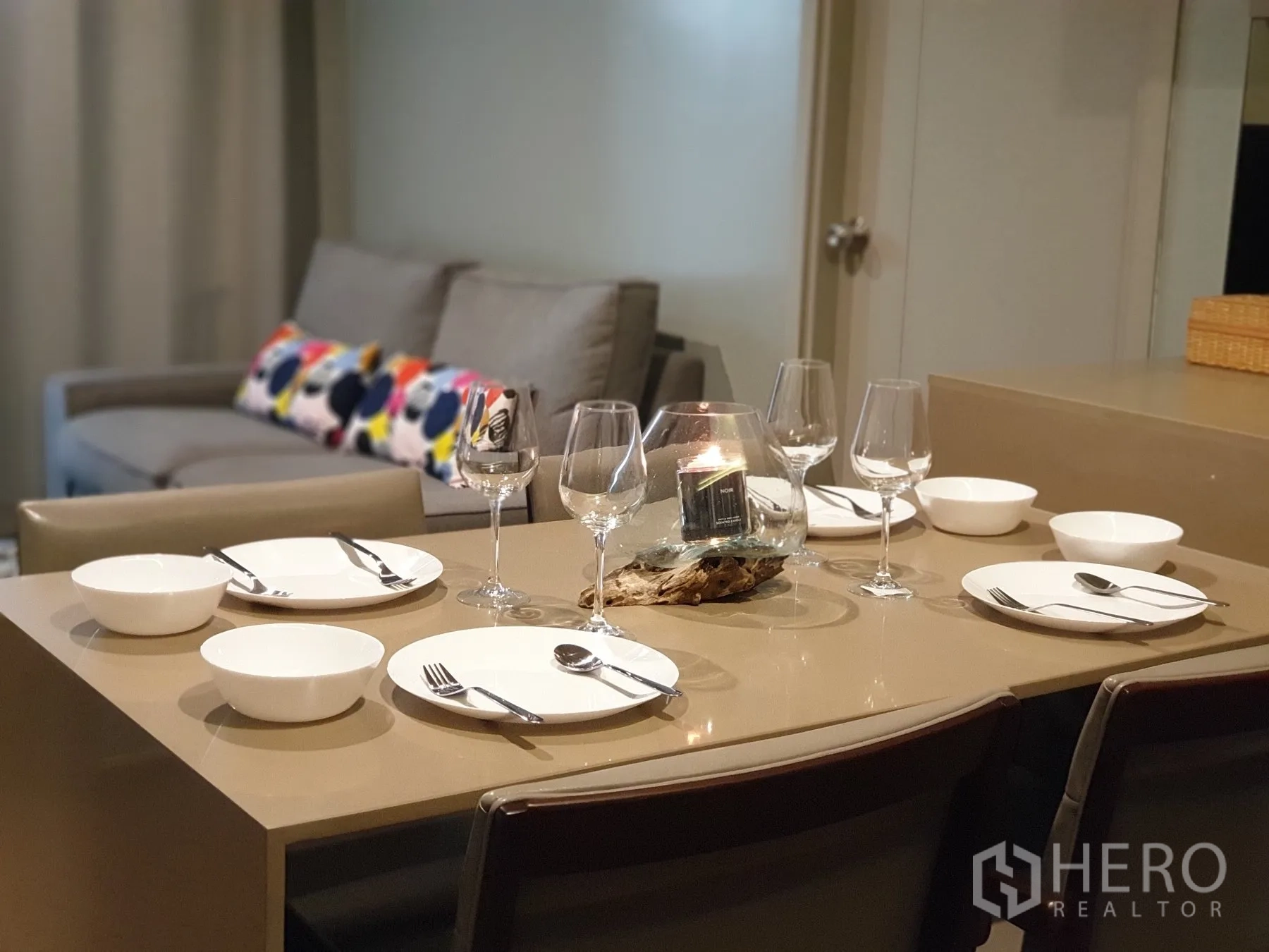 คอนโด for rent in Phra Khanong, Bangkok - โต๊ะรับประทานอาหารจัดเซตสำหรับสี่ที่นั่งข้างห้องนั่งเล่น