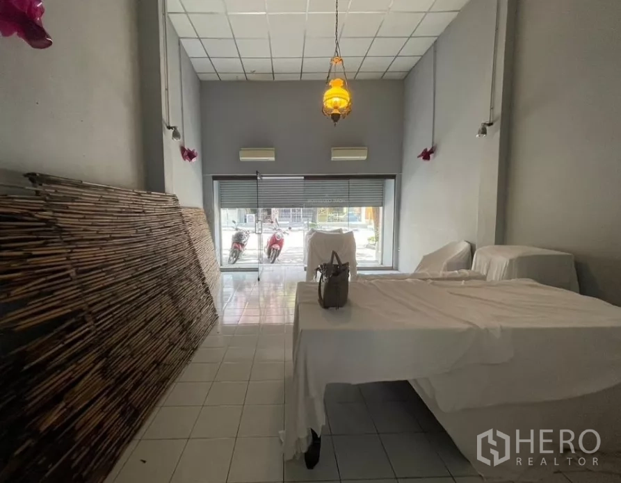 อาคารพาณิชย์ ให้เช่าในWatthana, Bangkok - ชั้นล่างมองออกสู่ถนนผ่านกระจกเต็มบานและประตูม้วน