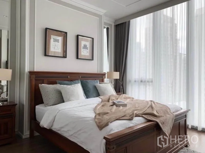 คอนโด ให้เช่าในKhlong Toei, Bangkok - ห้องนอนหลัก เตียงไม้ ผ้าปูขาวสะอาด และหน้าต่างสูงจรดเพดานพร้อมม่านโปร่ง