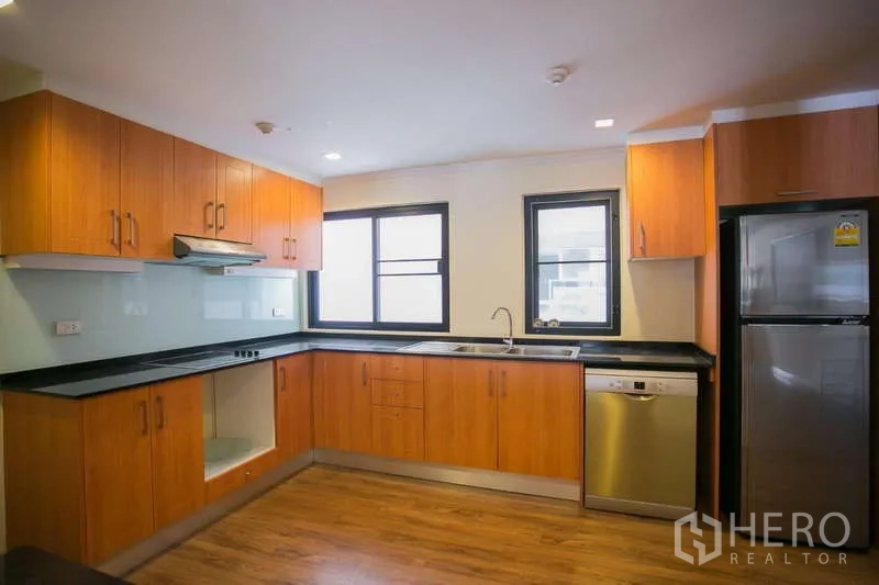 คอนโด ให้เช่าหรือขายในWatthana, Bangkok - ภาพรวมครัวรูปตัวยู พร้อมเครื่องล้างจาน หน้าต่าง และตู้เย็น