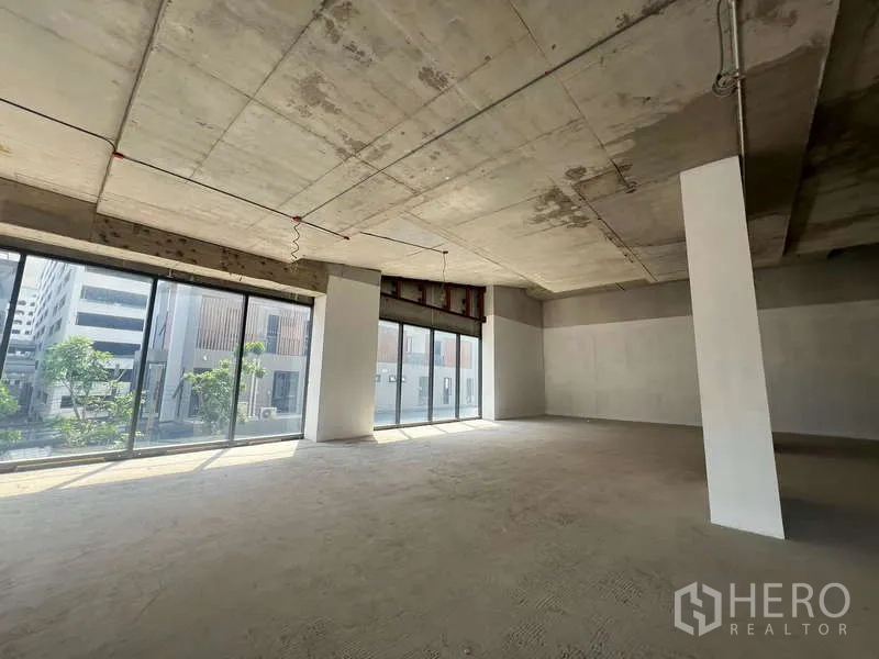 พื้นที่ขายปลีก ให้เช่า - ภายในโล่งเพดานคอนกรีตเปลือย มีเสา รับแสงธรรมชาติใกล้ BTS สนามเป้า