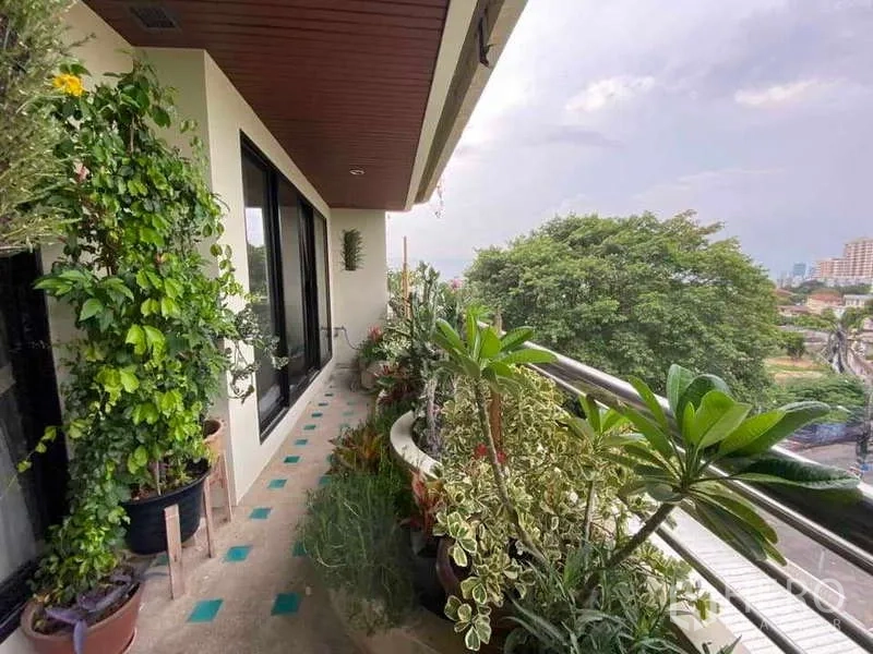 公寓 出租在Sathon, Bangkok - 种满绿植的长阳台，可观树梢与城市景观。