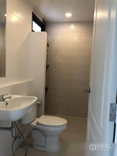 Detached House for sale in Bang Phli, Samut Prakan - Clean tiled bathroom with toilet, basin and walk-in shower