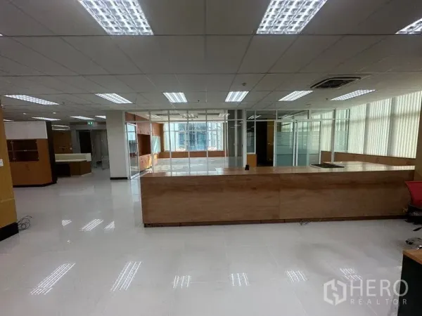 办公空间 出租在Suan Luang, Bangkok - 宽敞接待区，木质前台与玻璃隔断，吊顶明亮灯光