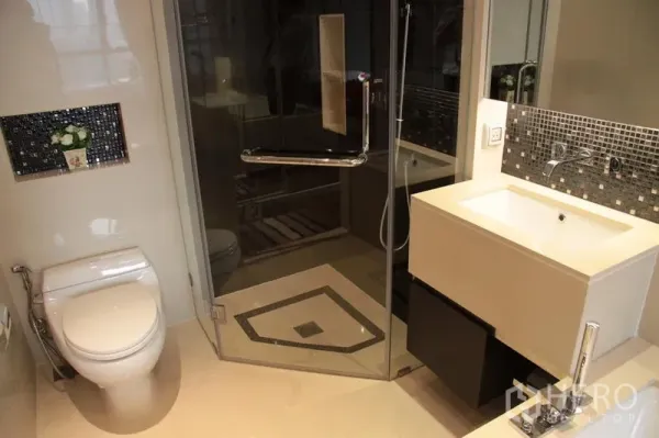 คอนโด ให้เช่าในKhlong Toei, Bangkok - ห้องน้ำสมัยใหม่พร้อมตู้กระจกอาบน้ำ เคาน์เตอร์อ่างล้างหน้าโมเสก และโถสุขภัณฑ์