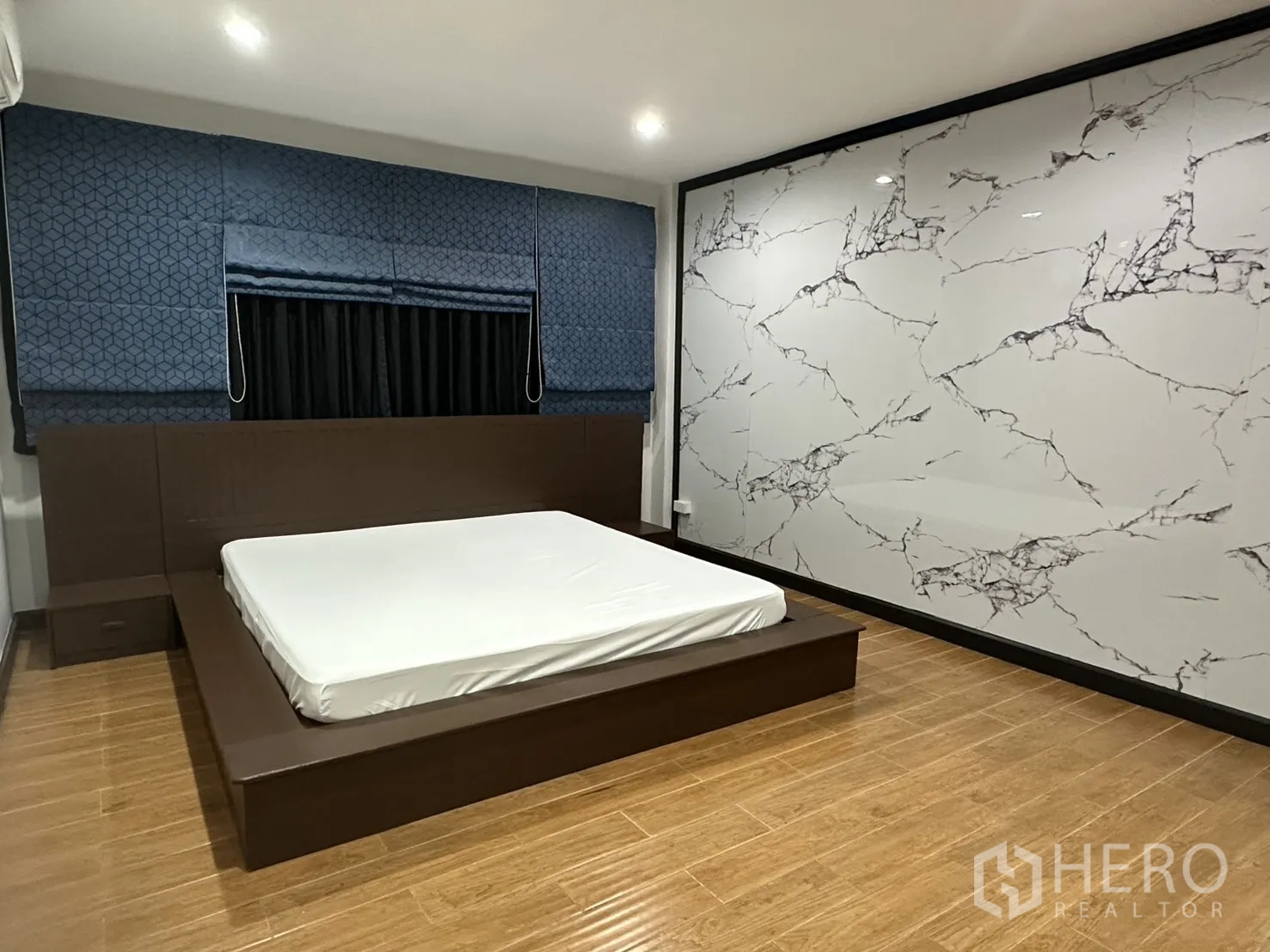 โฮมออฟฟิศ for rent in Khlong Toei, Bangkok - ห้องนอนกว้างพร้อมเตียงแพลตฟอร์มและผนังลายหินอ่อน