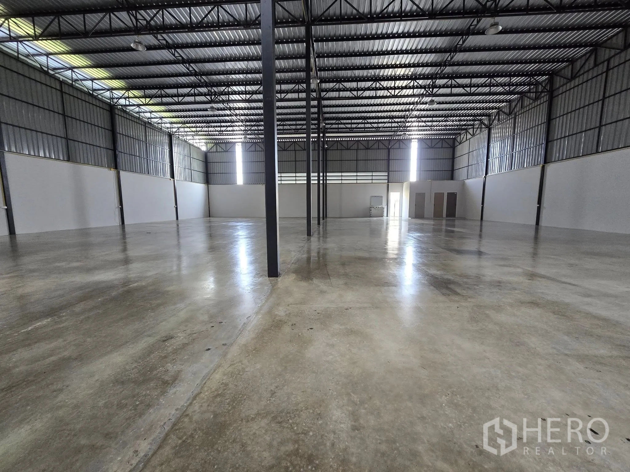 货栈 出租在Khlong Sam Wa, Bangkok - 开放式仓库大厅，高净空钢柱与平整混凝土地坪