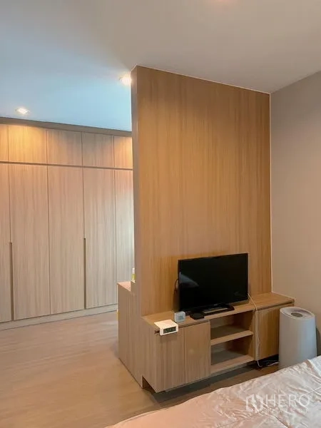 独立式住宅 出售 - 主卧内的电视隔断与整面嵌入式衣柜