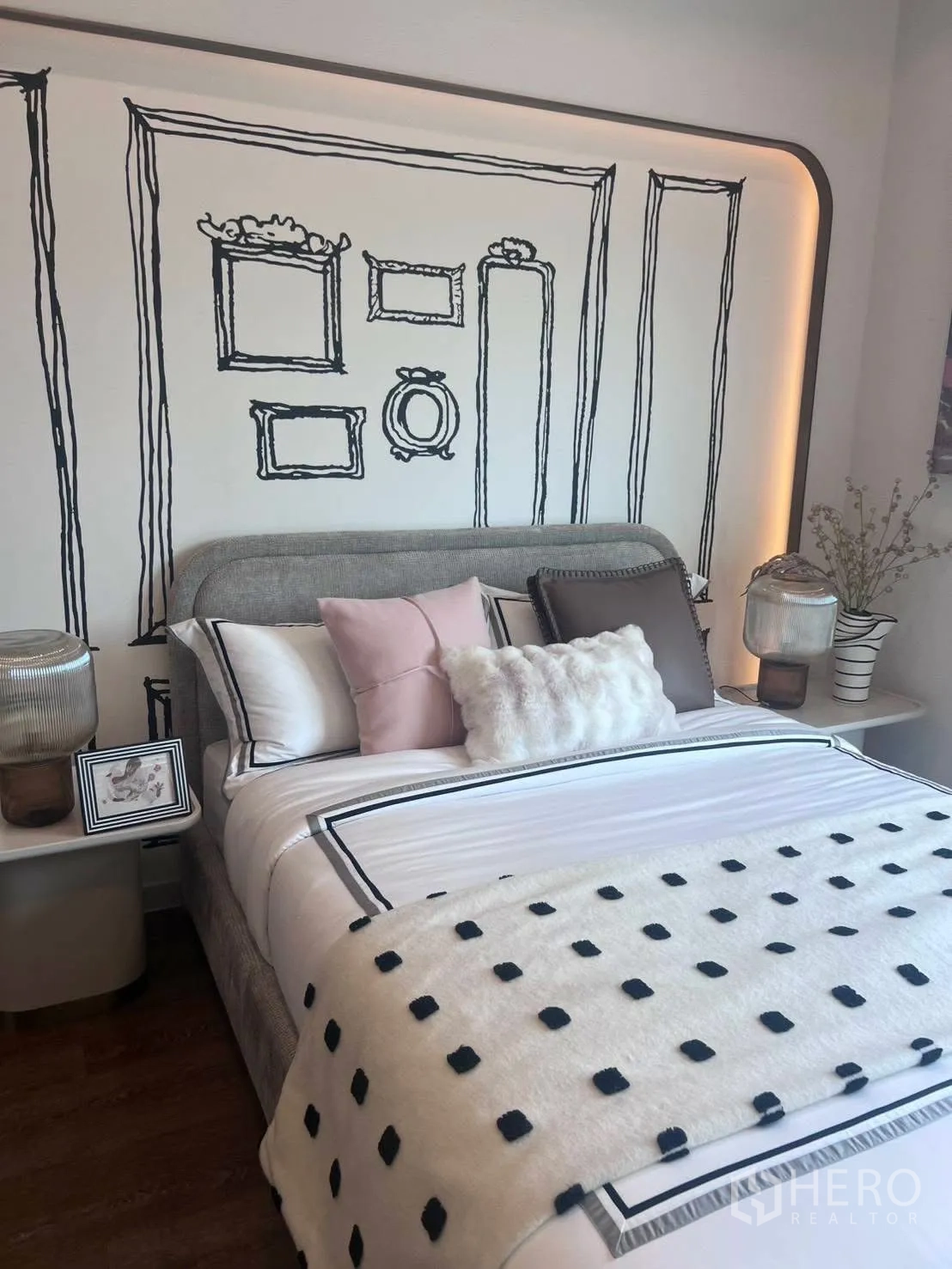 บ้านเดี่ยว for rent or sale in Bang Phli, Samut Prakan - ห้องนอนอบอุ่นด้วยผนังลวดลายวาดมือและชุดเครื่องนอนโทนอ่อน.