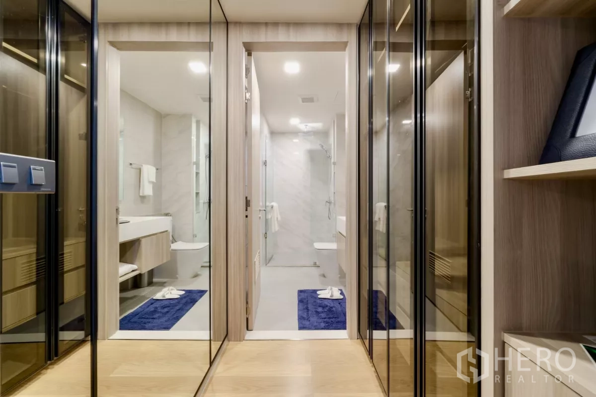 คอนโด ให้เช่าในWatthana, Bangkok - โถงทางเดินมีตู้เสื้อผ้าบานกระจกเงา เชื่อมสู่ห้องน้ำพร้อมตู้กระจกกั้นอาบน้ำ