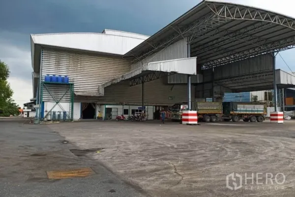 工厂 出租在Ban Phaeo, Samut Sakhon - 带钢结构雨棚的装卸区与大型空旷院场，适合拖车进出。