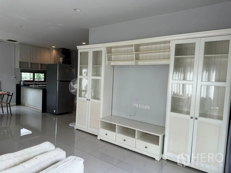 บ้าน ให้เช่าในLam Luk Ka, Pathum Thani - พื้นที่นั่งเล่นแบบโอเพ่น พร้อมตู้บิวท์อินสีขาวและเชื่อมครัว