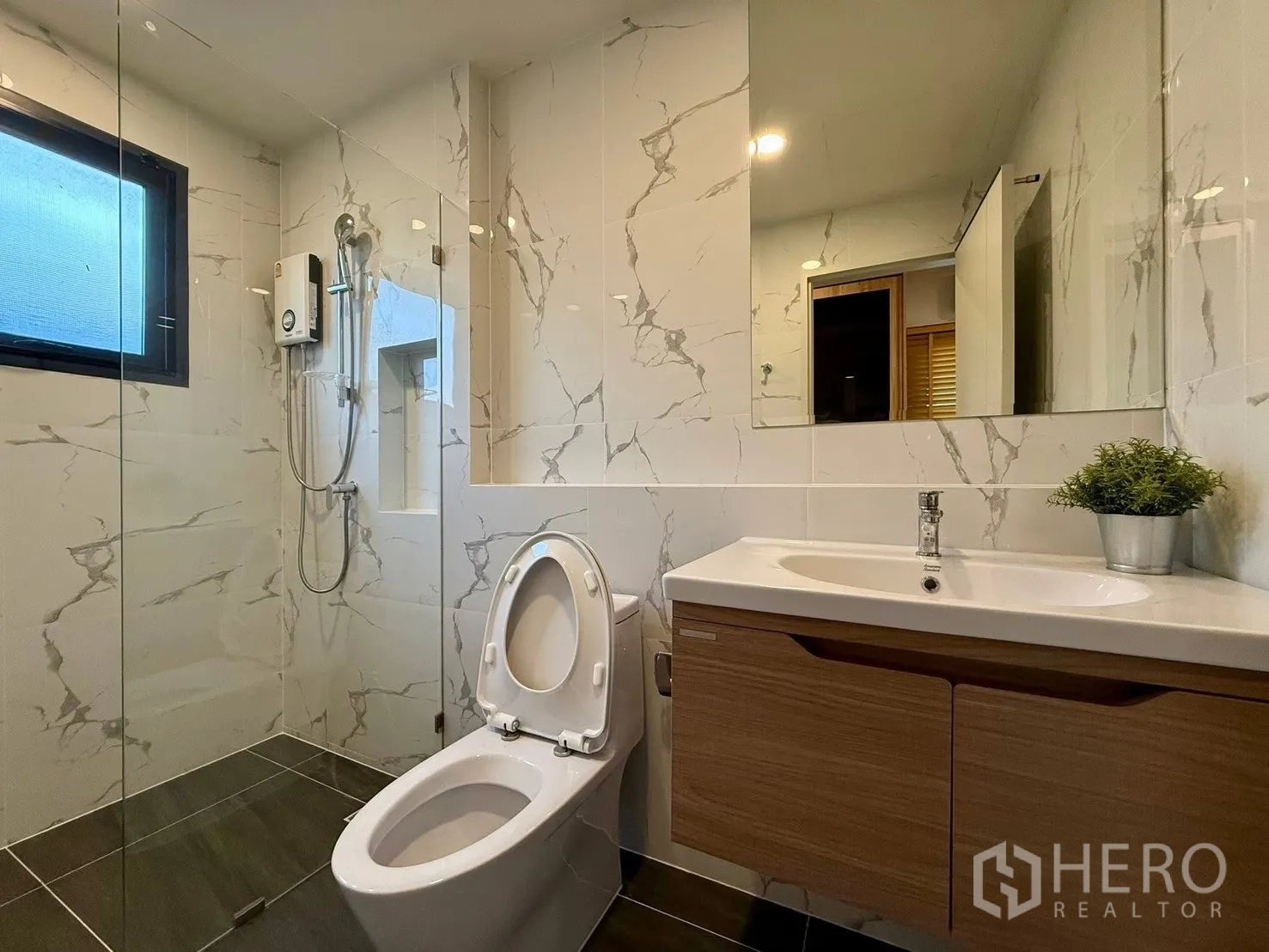Detached House for rent in Bang Phli, Samut Prakan - Contemporary bathroom with glass shower enclosure and vanity.