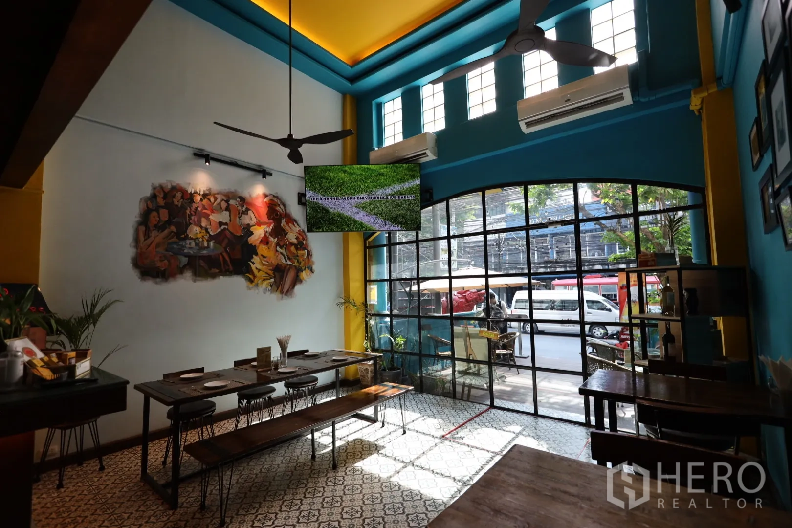 店屋 出租或出售在Khlong Toei, Bangkok - 挑高餐厅空间，钢框落地玻璃门、墙面壁画与花纹地砖