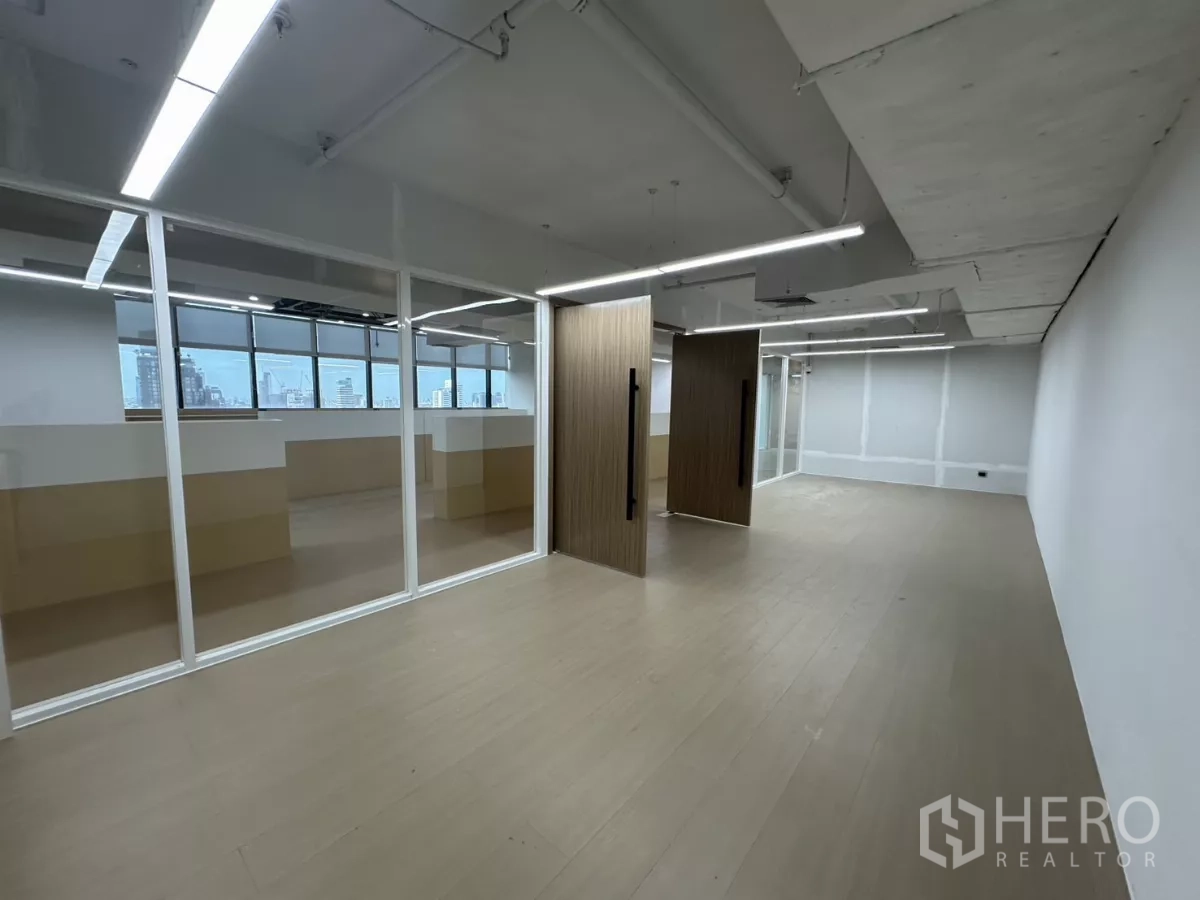 สำนักงาน ให้เช่าในWatthana, Bangkok - ห้องขนาดใหญ่ ประตูไม้บานสวิงและผนังกระจกเต็มความสูง