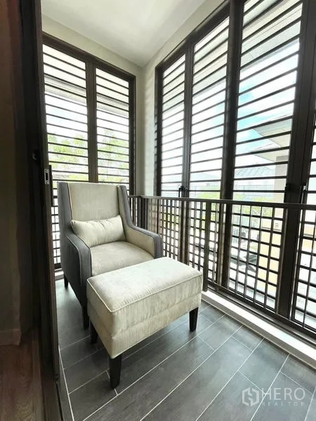 บ้าน ให้เช่าในBang Kapi, Bangkok - มุมนั่งพักระเบียง มีเก้าอี้พักเท้า หลังระแนงกันแดด