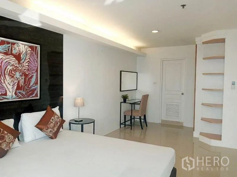 คอนโด ให้เช่าในKhlong Toei, Bangkok - มาสเตอร์รูมโชว์เตียง ชั้นวางมุม และประตู ห้องสว่างด้วยไฟซ่อนสเต็ป