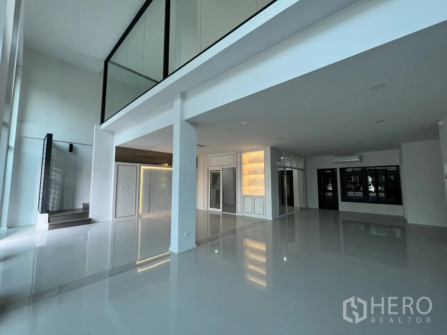 สำนักงานที่บ้าน ให้เช่าในBang Phli, Samut Prakan - พื้นที่ใต้ชั้นลอยพร้อมตู้บิวท์อินและไฟตกแต่ง