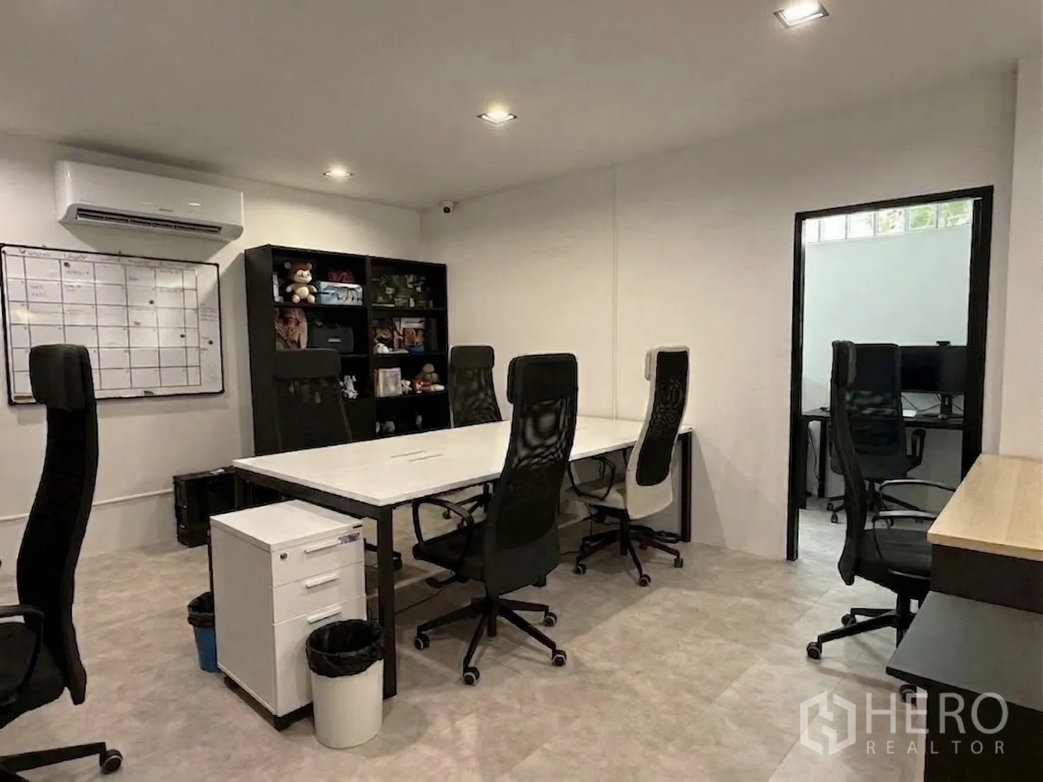 โฮมออฟฟิศ for rent in Watthana, Bangkok - ออฟฟิศเปิดโล่งมีโต๊ะ ชั้นเก็บของ กระดานวางแผน และแอร์