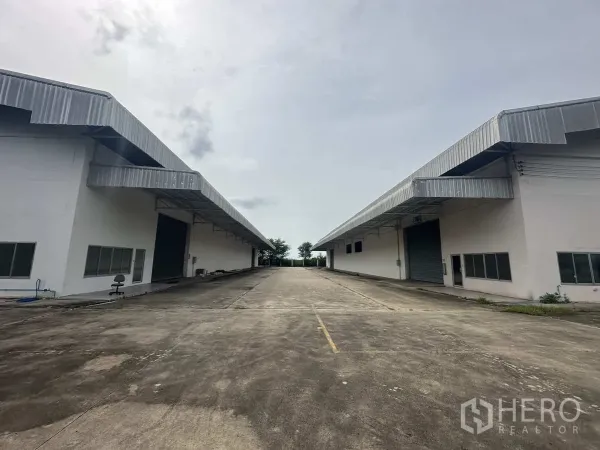 货栈 出租在Phra Nakhon Si Ayutthaya - 两栋仓库相对而建，设有带雨棚的装卸区与宽车道，卡车出入便捷。
