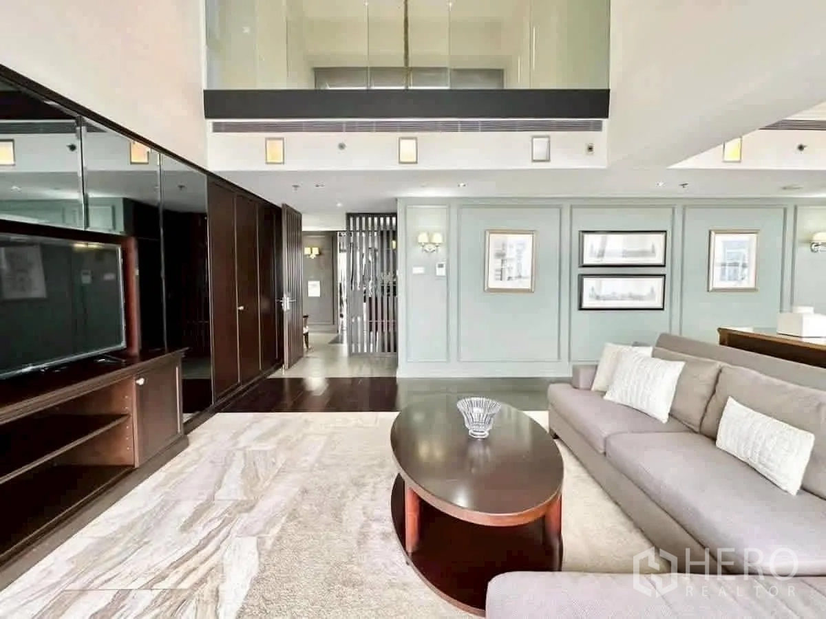 公寓 出租在Sathon, Bangkok - 明亮起居室，双层挑高天花，电视柜与大沙发