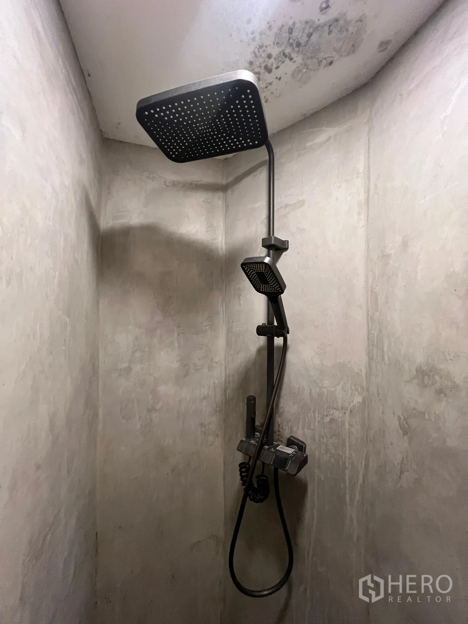 พื้นที่ขายปลีก ให้เช่าในKhlong Toei, Bangkok - ห้องอาบน้ำผนังคอนกรีต ฝักบัวเรนชาวเวอร์สีดำ.