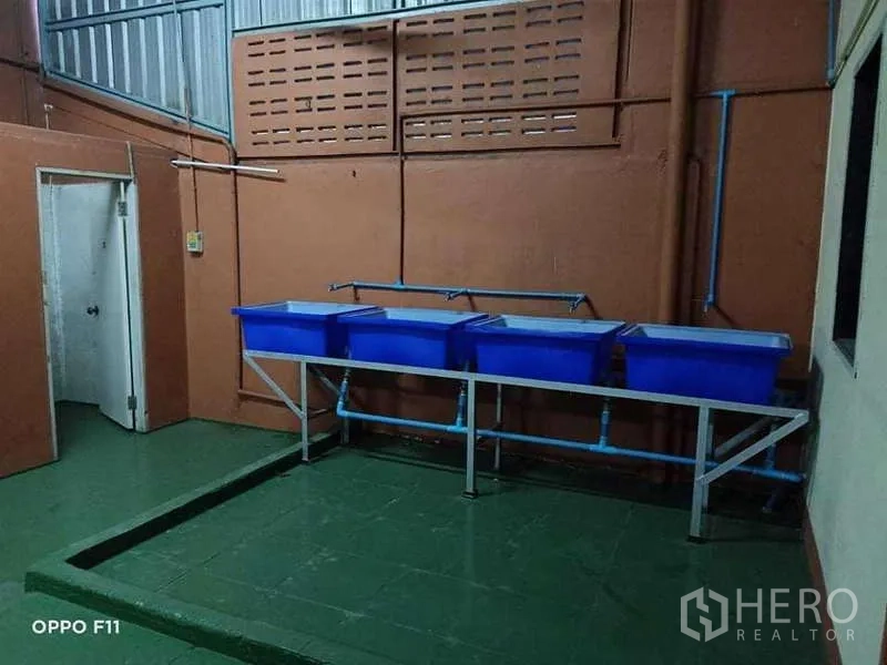 คลังสินค้า ให้เช่าหรือขายในMueang Samut Sakhon, Samut Sakhon - จุดล้างทำความสะอาด พร้อมถังสีน้ำเงินและระบบท่อ