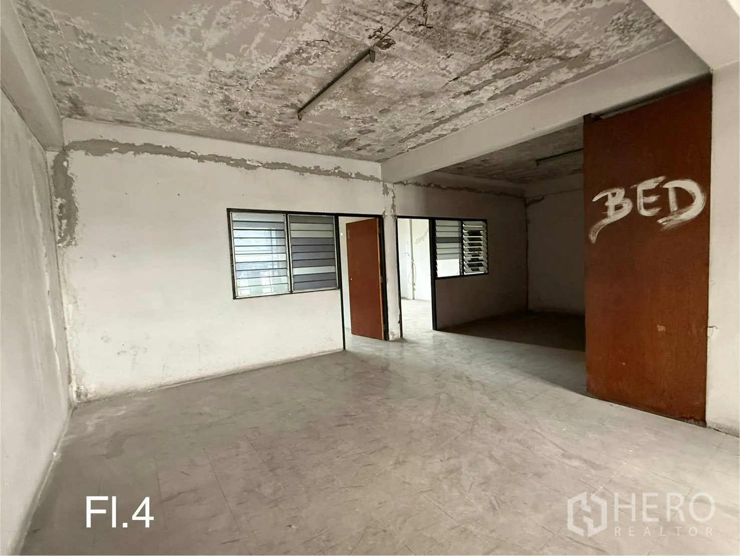 Shophouse for rent in Bang Na, Bangkok - Fourth-floor large area with sliding windows and wooden partition doors.