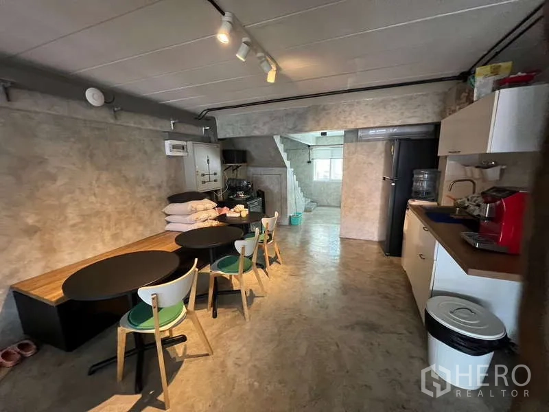 อาคารพาณิชย์ ขายในSuan Luang, Bangkok - แพนทรีพร้อมครัวเล็ก ตู้เย็น และโต๊ะกลมสไตล์คาเฟ่