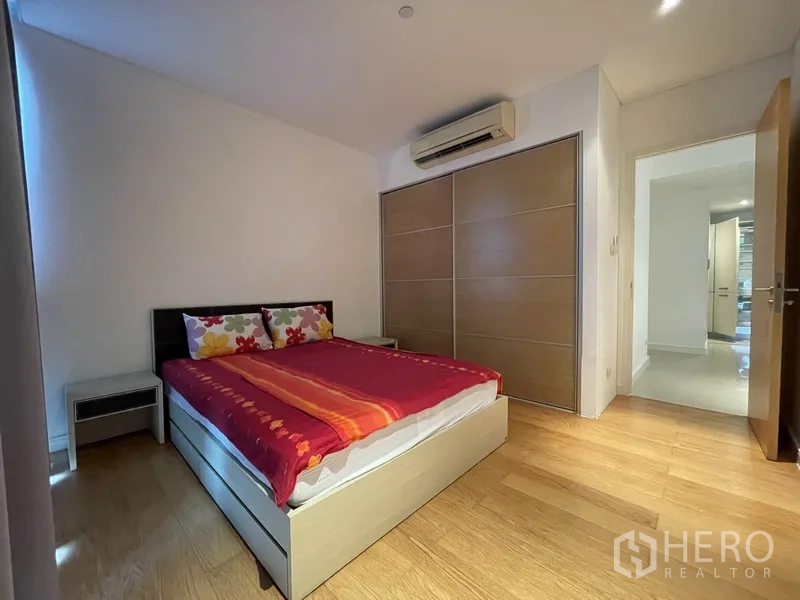 คอนโด ให้เช่าหรือขายในWatthana, Bangkok - ห้องนอนที่สองมีเตียงคู่ ตู้เสื้อผ้าบานเลื่อน เครื่องปรับอากาศ และพื้นไม้.