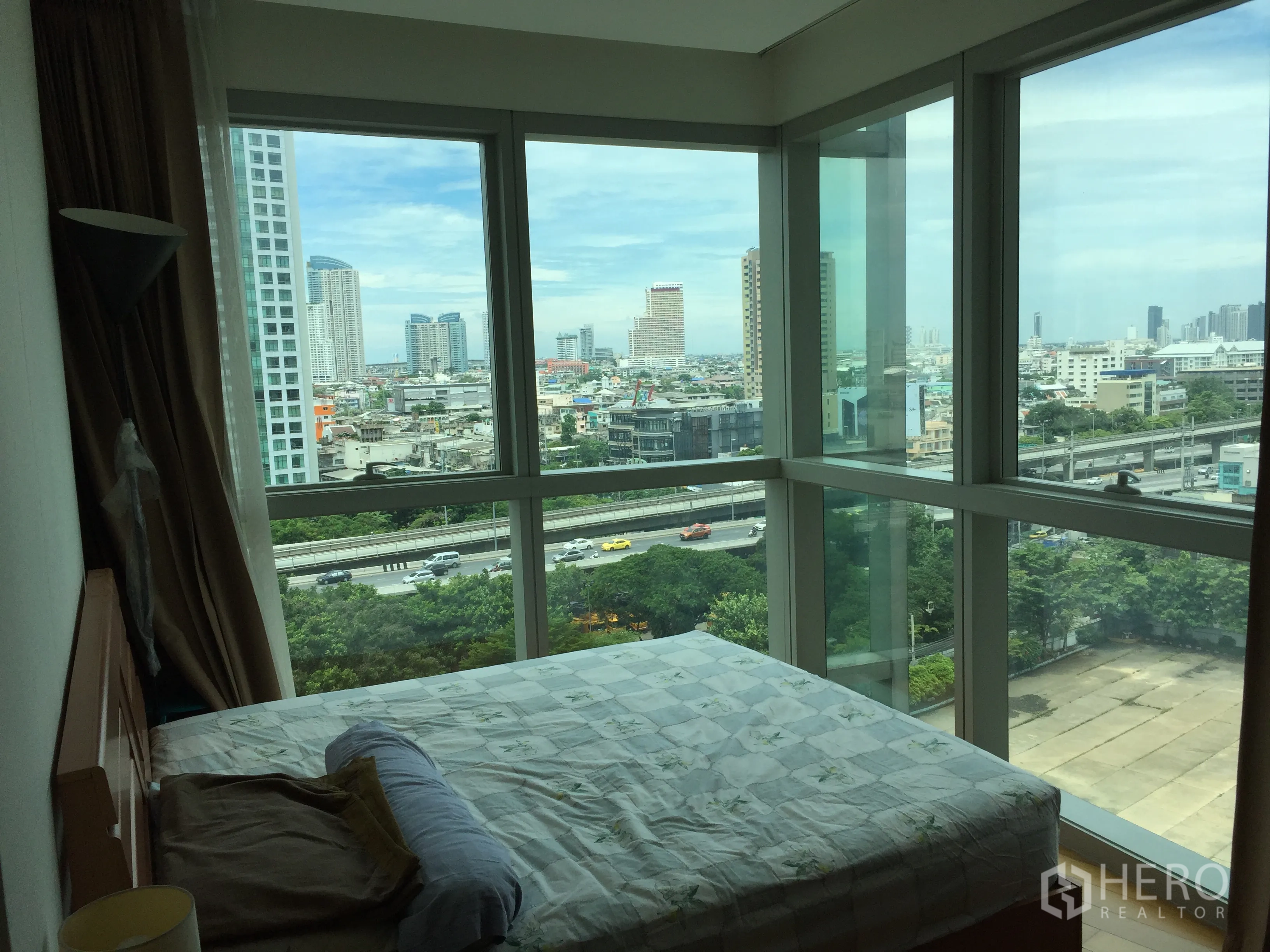 คอนโด ให้เช่าหรือขายในKhlong San, Bangkok - ห้องนอนมุมกระจกเต็มบาน รับวิวเมืองพาโนรามา ใกล้ BTS สะพานตากสิน