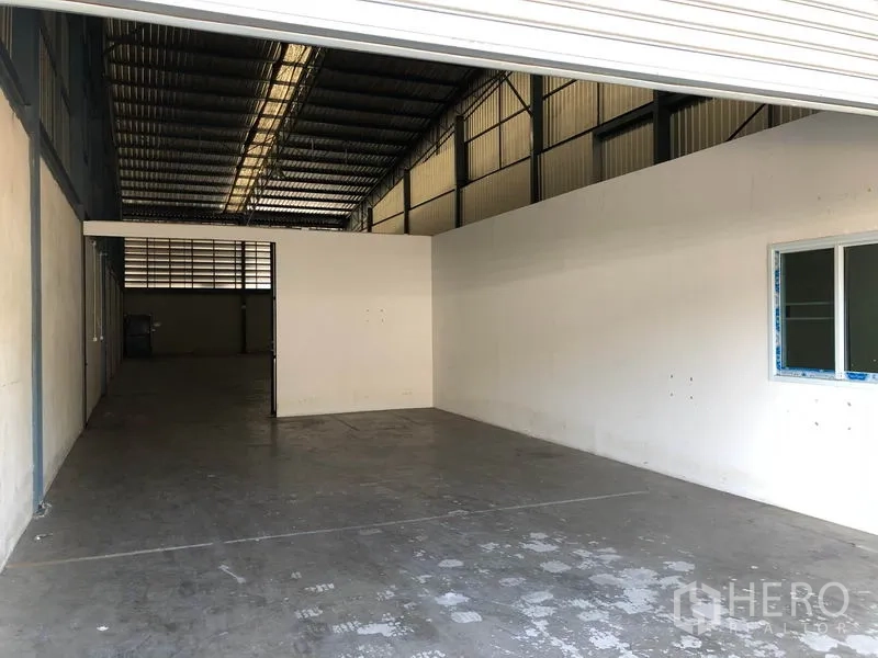 คลังสินค้า ให้เช่าในMueang Samut Prakan, Samut Prakan - โซนโหลดสินค้าเชื่อมสู่ออฟฟิศกั้นผนัง ใต้หลังคาโลหะ ทางเข้าโล่งกว้าง