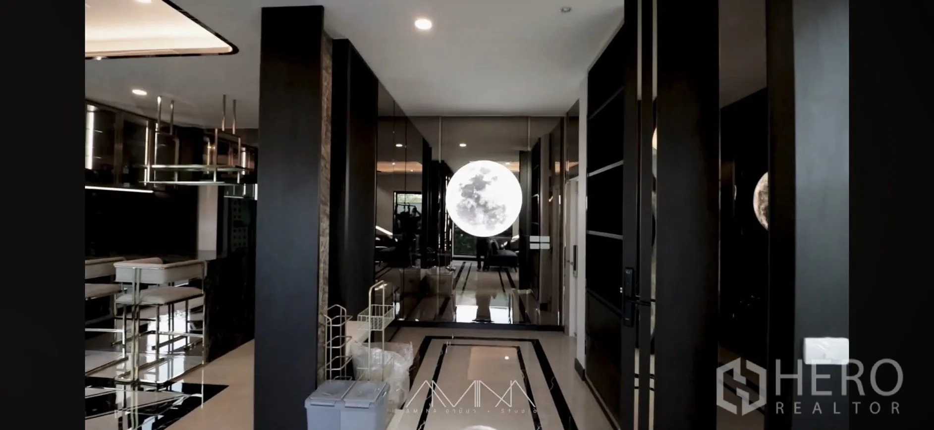 Detached House for rent in Saphan Sung, Bangkok - Sleek corridor to kitchen with glossy black finishes and a glowing sphere light.