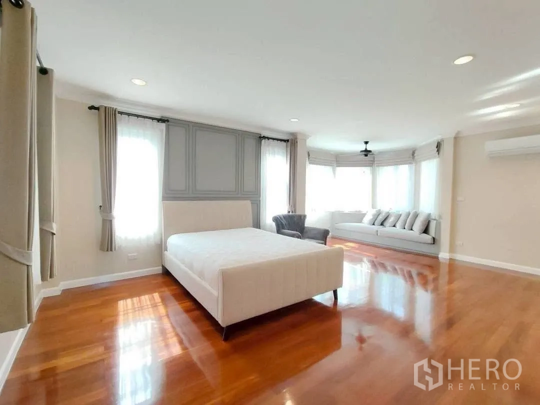 Detached House for rent in Bang Na, Bangkok - Extra-large bedroom with seating area and long window bench.