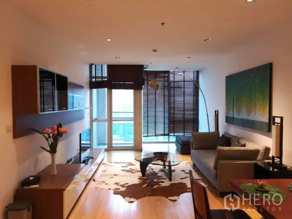 Condominium for rent in Pathum Wan, Bangkok - Athenee Residence condo living room with floor‑to‑ceiling windows, balcony access, TV unit and modern decor in Pathum Wan, Bangkok.